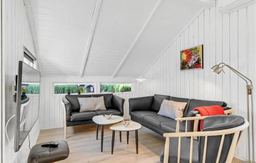 una sala de estar con un sofá y una mesa en Beautiful Home In Toftlund With Wifi, en Toftlund