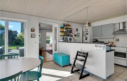 Una cocina y un comedor con mesa y sillas. en 3 Bedroom Stunning Home In Malling, en Malling