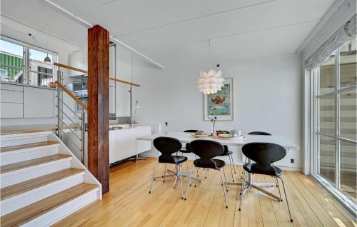 - une cuisine et une salle à manger avec une table et des chaises dans l'établissement Krabben 362, à Ebeltoft