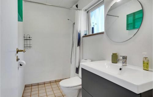 Malling的住宿－3 Bedroom Lovely Home In Malling，一间带水槽、镜子和卫生间的浴室