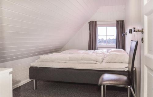ブラーバンドにあるNice Home In Blvand With 6 Bedrooms, Wifi And Indoor Swimming Poolの窓付きの部屋のベッド1台