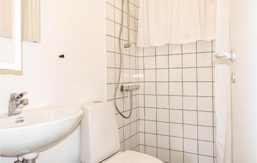 Baño blanco con lavabo y aseo en Awesome Home In Nex With Kitchen en Vester Sømarken