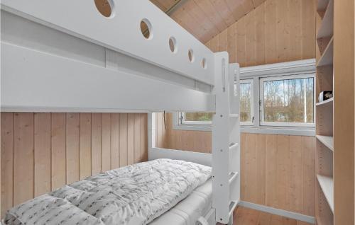 een wit stapelbed in een kamer met houten wanden bij 3 Bedroom Cozy Home In Hjslev in Højslev