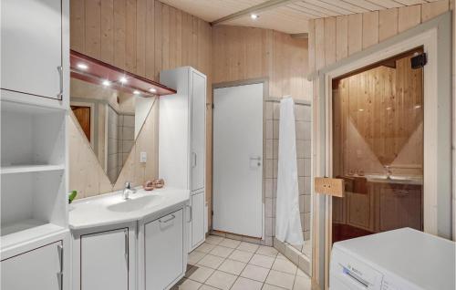 Koupelna v ubytování 3 Bedroom Cozy Home In Hjslev