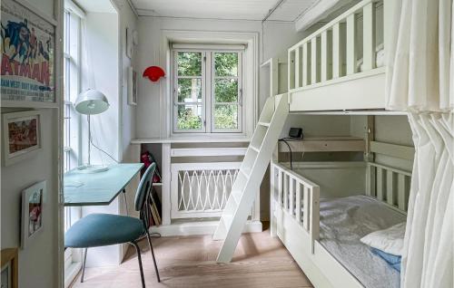 Cette chambre pour enfants comprend des lits superposés et un bureau. dans l'établissement Gorgeous Home In Aakirkeby With Wifi, à Åkirkeby