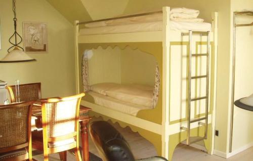 KegnæshøjにあるLejl, 3の黄色の二段ベッド、デスク、椅子が備わる客室です。