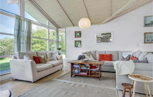 Posezení v ubytování Holiday Home Lykkevej Knebel Vi