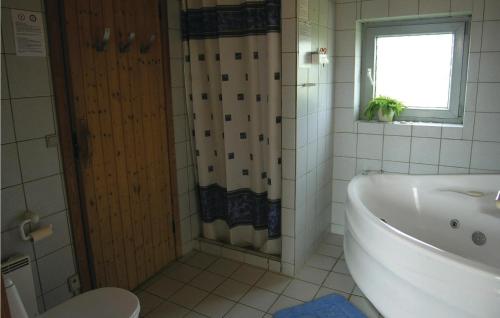 ブラーバンドにあるStunning Home In Blvand With Kitchenのバスルーム(バスタブ、シャワー、トイレ付)