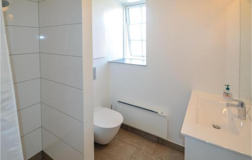 Ένα μπάνιο στο Lovely Home In Allingåbro With Kitchen