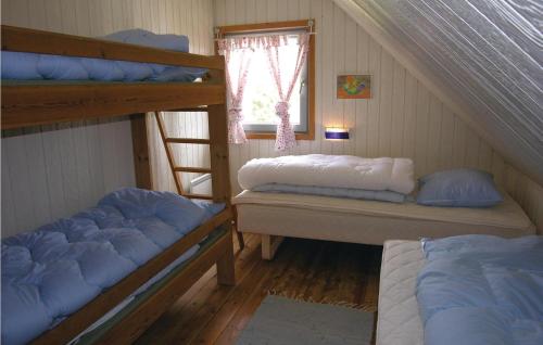 ブラーバンドにあるStunning Home In Blvand With Kitchenの二段ベッド2台と窓が備わる客室です。