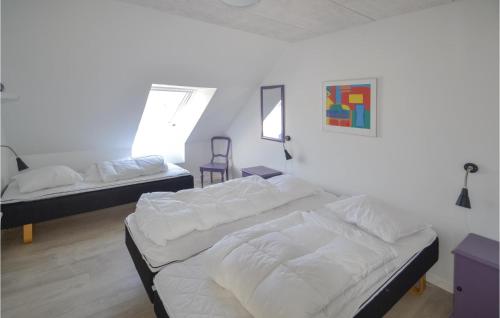 Ένα ή περισσότερα κρεβάτια σε δωμάτιο στο Lovely Home In Allingåbro With Kitchen