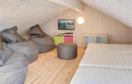 um quarto no sótão com 2 camas e uma televisão em Nice Home In Bogense With Kitchen em Skåstrup