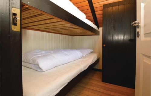 HejlsにあるStunning Home In Hejls With 2 Bedrooms And Wifiのロフトベッドの下にベッドが備わる客室のベッド1台分です。