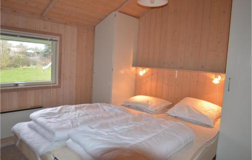 - une chambre avec un grand lit blanc et une fenêtre dans l'établissement 4 Bedroom Nice Home In Idestrup, à Bøtø By