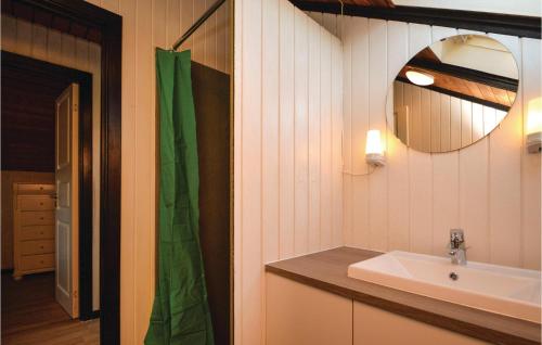 Vonios kambarys apgyvendinimo įstaigoje Amazing Home In Hejls With Wifi
