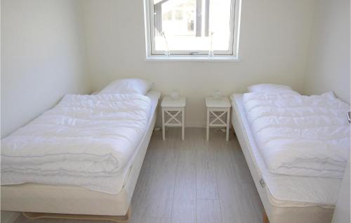 twee bedden in een kamer met een raam bij 4 Bedroom Beautiful Home In Rudkbing in Spodsbjerg