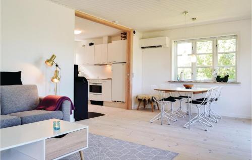 Nørre NebelにあるTwo-Bedroom Holiday Home In Norre Nebelのソファとテーブルのあるリビングルーム