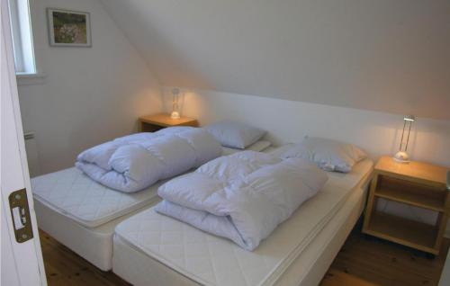 Postel nebo postele na pokoji v ubytování 4 Bedroom Beautiful Home In Svaneke