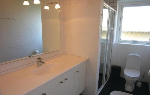 Koupelna v ubytování 4 Bedroom Beautiful Home In Svaneke