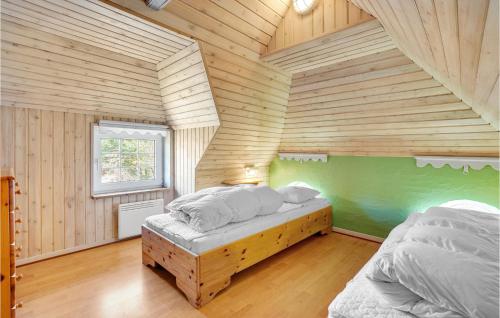 1 dormitorio con 1 cama en una habitación con paredes de madera en Beautiful Home In Rm With Kitchen, en Kongsmark