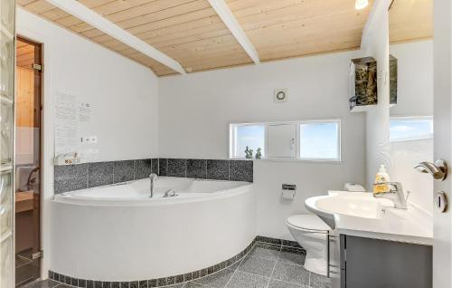 ノーポにあるAwesome Home In Nordborg With 3 Bedrooms, Sauna And Wifiのバスルーム(バスタブ、トイレ、シンク付)