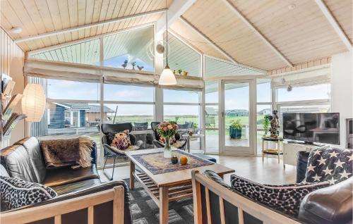 salon z meblami i stołem w obiekcie Holiday Home Vinkelbæk Nordborg V w mieście Nordborg