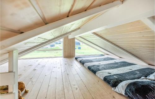ノーポにあるAwesome Home In Nordborg With 3 Bedrooms, Sauna And Wifiのウッドフロアのドミトリールーム(ベッド1台)