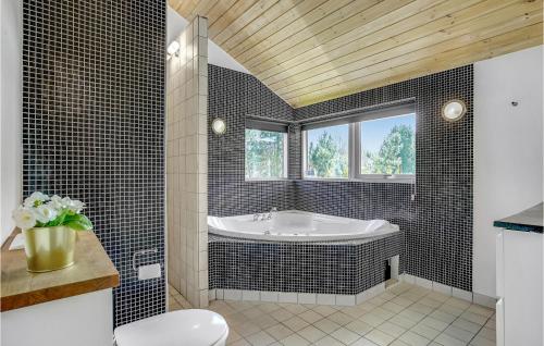 Et badeværelse på Beautiful Home In Kalundborg With Wifi