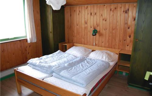 BolilmarkにあるAmazing Home In Rm With Wifiの木製の壁のドミトリールームのベッド1台分です。