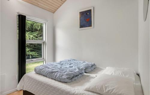 een witte slaapkamer met een bed en een raam bij Stunning Home In Lgstr With Wifi in Løgstør