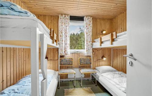 HelberskovにあるCozy Home In Hadsund With Saunaのベッドルーム1室(二段ベッド2組、デスク付)