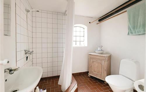 een badkamer met een witte wastafel en een toilet bij Stunning Home In Nex With Wifi in Spidsegård