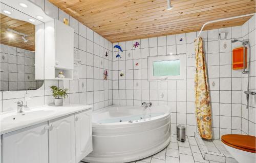 HelberskovにあるNice Home In Hadsund With 3 Bedrooms, Sauna And Wifiの白いバスルーム(バスタブ、シンク付)