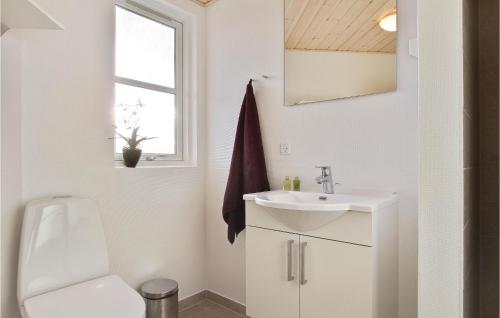 ein weißes Bad mit einem Waschbecken und einem WC in der Unterkunft Cozy Home In Vejers Strand With Wifi in Vejers Strand