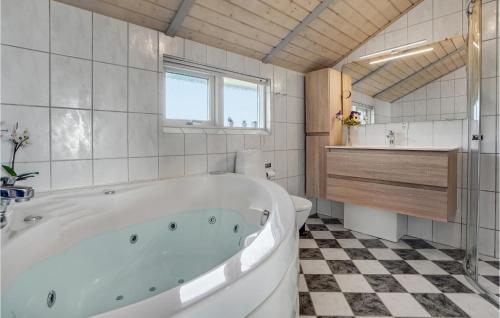 baño blanco grande con bañera y lavamanos en Pet Friendly Home In Nordborg With Sauna, en Nordborg
