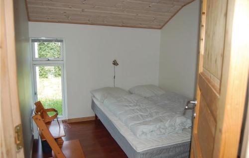 SønderbyにあるAmazing Home In Juelsminde With Kitchenの窓付きの客室の小さなベッド1台分です。