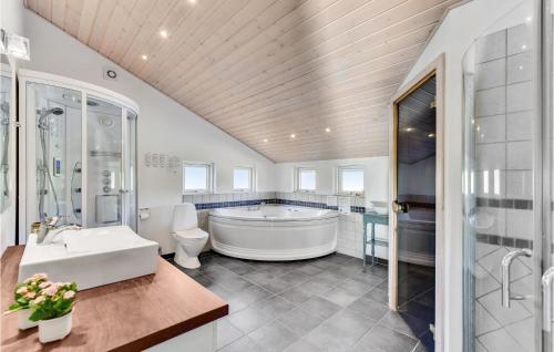 uma grande casa de banho com banheira e lavatório em 4 Bedroom Lovely Home In Rm em Rømø Kirkeby