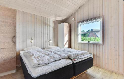 uma cama grande num quarto com uma janela em 4 Bedroom Lovely Home In Rm em Rømø Kirkeby