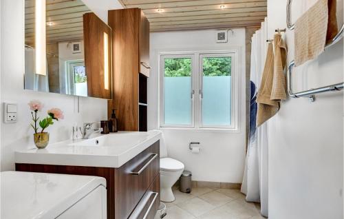 Koupelna v ubytování Stunning Home In Glesborg With Wifi