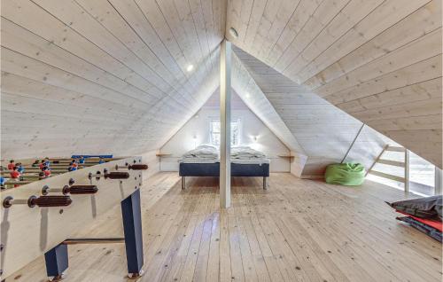 Nørre NebelにあるNice Home In Nrre Nebel With House A Panoramic Viewの屋根裏のベッドルーム(ベッド1台、階段付)