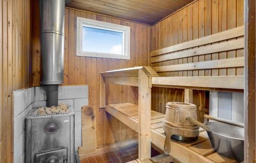 een houten keuken met een fornuis in een kamer bij Nice Home In Holbk With Kitchen in Holbæk