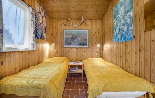 En eller flere senge i et værelse på Nice Home In Holbk With Kitchen