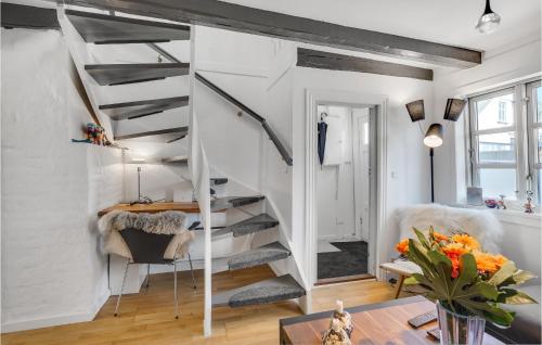 uma escada branca numa sala de estar com uma mesa em Nice Home In Svendborg With Wifi em Svendborg