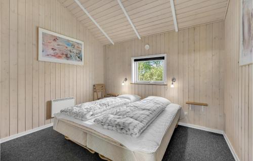 HemmetにあるNice Home In Tarm With 5 Bedrooms And Wifiの窓付きの部屋にベッド付きのベッドルーム1室があります。
