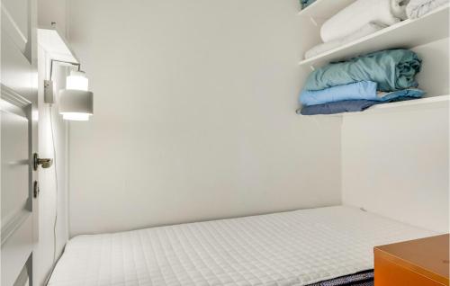 Habitación pequeña con cama y armario en Beautiful Apartment In Helsingr With Wifi, en Helsingør