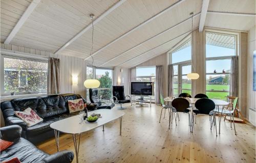 Телевизор и/или развлекательный центр в Holiday Home Marielyst Strandpark Dnmk Ii