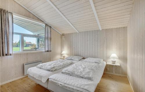 Bøtø ByにあるNice Home In Vggerlse With 3 Bedrooms, Sauna And Wifiのベッドルーム(大型ベッド1台、窓付)