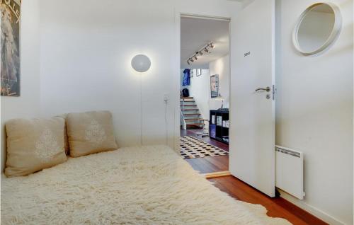 Merkur في جراستين: غرفة معيشة بيضاء مع أريكة ومرآة