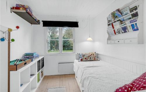 um quarto branco com uma cama e uma janela em Beautiful Home In Askeby With Kitchen em Askeby