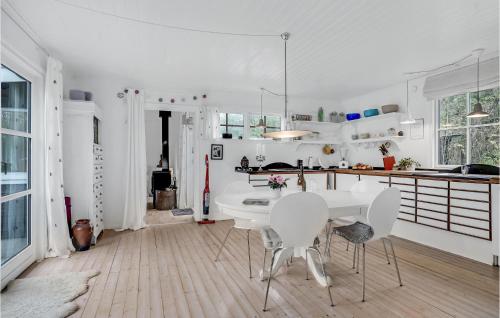 cocina blanca con mesa blanca y sillas en Beautiful Home In Askeby With Kitchen en Askeby